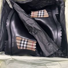 Brand New (Never Worn) Burberry Allostock Chelsea Ankle Boots. Come With Box & Shoe Dust Bag Mid High Boots, Boots For Short Women, Burberry Vintage, Shearling Boots, Chelsea Ankle Boots, Burberry Shoes, Leather Block Heels, Platform Ankle Boots, Burberry Women