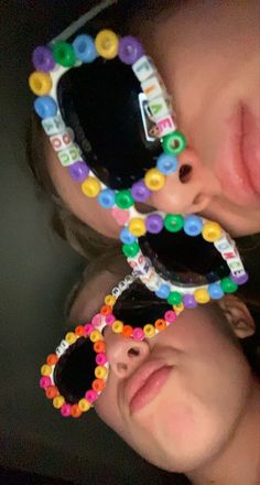 Glasses With Beads On Them, Beaded Sunglasses Diy, Sunglasses Diy, Summer Camera, Diy Sunglasses, Beaded Sunglasses, Sunglasses Display, Fleurs Diy, Sleepover Things To Do