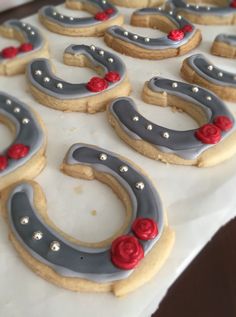 decorated cookies are arranged in the shape of horseshoes