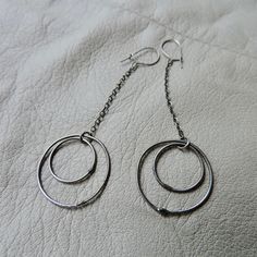 vintage sterling silver drop chain circle earrings - minimal circle drop earrings - hand crafted sterling silver chain circle dangle earrings - delicate and pretty - locking earrings wire - slim curb chain drops down to a double circle - each circle moves independently - earrings measures 2 5/8th inches from top to bottom - big circle is almost 7/8ths in diameter - kinetic movement - very light comfortable earrings - hand crafted sterling silver minimalist double circle drops Dainty Nickel Free Silver Linear Earrings, Dainty Silver Dangle Linear Earrings, Modern Silver Chain Dangle Jewelry, Minimalist Metal Dangle Jewelry, Simple Metal Jewelry For Pierced Ears, Minimalist Sterling Silver Dangle Jewelry, Dainty Sterling Silver Linear Earrings Nickel Free, Dainty Silver Linear Earrings For Everyday, Minimalist Wire Wrapped Dangle Jewelry