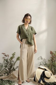 A staple that works overtime. The Linen Workwear Shirt features a notched collar, a clean button front, relaxed short sleeves and a boxy shape. Plus, it’s made of light, breathable linen, so it’ll keep you looking (and feeling) naturally cool all season long. Natural Pants Outfit, Linen On Linen Outfit, Linen Korean Style, Outfits With Linen Trousers, Ivory Linen Pants Outfit, How To Style Baggy Linen Pants, Scandinavian Clothing Style Summer, Minimalist Female Fashion, Business Casual Linen Pants