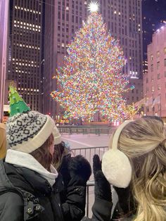 #vanilla#itgirl#classy#stockholm#aesthetic#vanillagirl#oldmoney#trendy#fits#grwm#winter#fall#vanillagirlaesthetic#outift#style#fashion#cleangirl#cleangirlaesthetic#stockholmstyle#coppenhagen Nyc Rockefeller Center Christmas, Christmas Plans With Friends, Bryant Park Nyc Christmas, Happy Christmas Aesthetic, Christmas Rockefeller Center, Christmas In Nyc Aesthetic, Nyc Christmas Aesthetic, Christmas Vision Board, Nyc Xmas