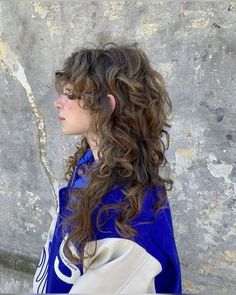 wavy loose curls hair inspo grunge wolf cut wolfcut shag mullet long layered curtain bangs Curly Shag Haircut, Natural Curly Hair Cuts, Haircuts For Wavy Hair, Haircuts For Curly Hair, Shag Haircut, Curly Hair Cuts, Hair Inspo Color, Hair Photo