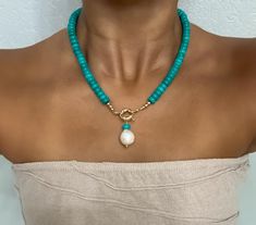 𝐓𝐔𝐑𝐐𝐔𝐎𝐈𝐒𝐄 𝐄𝐋𝐄𝐆𝐀𝐍𝐂𝐄: The turquoise color palette of this pearl necklace adds a touch of serenity and natural charm, creating an ambiance of grace and sophistication 𝟏𝟒𝐊 𝐆𝐎𝐋𝐃 𝐅𝐈𝐋𝐋𝐄𝐃 𝐂𝐋𝐀𝐒𝐏: The dainty turquoise necklace is adorned with a 14k gold-filled clasp, providing a luxurious and timeless finish that complements the pearls' inherent beauty 𝐓𝐎𝐆𝐆𝐋𝐄 𝐂𝐋𝐀𝐒𝐏 𝐃𝐄𝐒𝐈𝐆𝐍: Featuring a toggle clasp necklace gemstone beading, it seamlessly blends style and Beaded Jewelry Ideas, Turquoise Color Palette, Contemporary Jewelry Design, Bohemian Handmade, Toggle Necklace, Clasp Necklace, Necklace Turquoise, Handmade Jewelry Diy, Necklace Gemstone