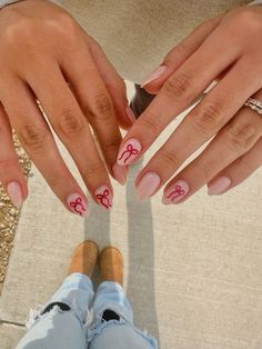 Christmas Nail Ideas With Bows, Short Nail Xmas Designs, Nail Idea Christmas, How To Do Bows On Nails, Bow Nails Aesthetic, Christmas Nail Inspo Short Nails, Nail Inspo Short Christmas, Christmas Nails On Short Nails, How To Do A Bow On Nails