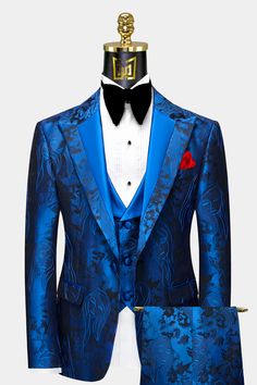 Royal Blue Geisha Print Tuxedo Royal Blue Tux, Blue And White Suit, Artistic Outfits, Nice Suits, Prom Tux, Tuxedo Prom, Blue Tux, Royal Blue Suit, Prom Tuxedo