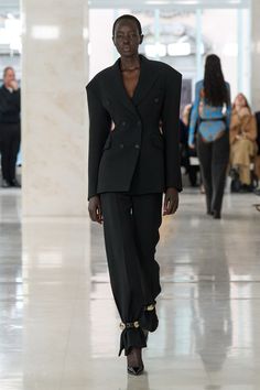 Feben Fall 2024 Ready-to-Wear https://www.vogue.com/fashion-shows/fall-2024-ready-to-wear/feben/slideshow/collection#29 Fits Inspiration, Illustration Fashion Design, All Black Outfit, Halloween Fashion, Winter 2024, Fall 2024