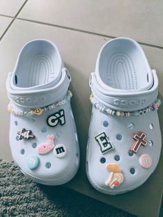 Aesthetic Crocs Charms, Crocs Pins Ideas, Croc Charms Aesthetic, Crocs Vsco, Croc Jibbitz Ideas, Crocs Pins, Aesthetic Crocs, Croc Outfits, Crocs With Jibbitz