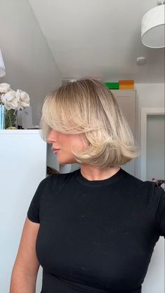 90s Short Bob With Bangs, Sophie Murray Hair, 90s Blonde Bob, Bob 90s Hair, 90s Bob With Bangs, Butterfly Bob Haircut, 90s Layered Bob, Layered Short Haircut, Straightened Hairstyles