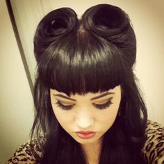 masters-littleone: I wish I knew how to do my hair like this 1940s Bangs, Pin Up Girl Hairstyles, Vintage Updos, Pinup Hairstyles, Sculpting Hair, Retro Inspired Hair, Scene Girl