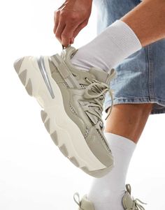 Scarpe, Stivali e Sneakers di ASOS DESIGN Le sneakers per le tue giornate libere Design con profilo basso Linguette per indossare la scarpa con facilità Modello stringato Linguetta e cavigliera imbottite Clip metallizzata sul tallone Suola spessa Suola antiscivolo zigrinata Flip Flop Boots, Leopard Print Baby, Chunky Trainers, Shorts Co Ord, Boots Sneakers, Profile Design, Maxi Dress Trend, Petite Maternity, Dress Trousers