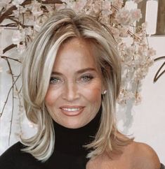 Haircuts For Medium Length Hair, Blonde Hair With Bangs, Haircuts For Women Over 50, Hairstyles And Haircuts, Haircuts For Medium Hair, Penteado Cabelo Curto, Hair Color And Cut, Beautiful Hairstyles, Medium Hair Cuts