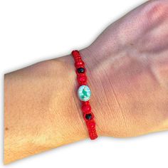 Esta pulsera está diseñada para alejar la mala suerte y proteger a quien la lleva de enfermedades, accidentes y otras desgracias. Se cree que el hilo rojo es un poderoso amuleto chamánico y un símbolo de protección.

 Tus hijos serán bendecidos al usar esta hermosa pulsera. Cuenta con un dije de San Benito, el santo patrono de los viajeros y las personas con epilepsia, que se dice que ofrece protección contra enfermedades, lesiones y el mal. Esta pulsera protegerá del daño energético enviado a tu familia o de las energías que persisten en nuestra vida diaria.

 .:NOTA:.  Al pedir un amuleto bendecido, incluya el nombre completo y la fecha de nacimiento del portador o del propietario de la casa en el cuadro de personalización al momento de realizar el pago . Es responsabilidad del comprador Spiritual Red Friendship Bracelets With Round Beads, Spiritual Red Stretch Bracelet Gift, Spiritual Red Stretch Bracelet As Gift, Red Spiritual Bracelet With Black Beads, Traditional Red Adjustable Friendship Bracelets, Hand-strung Red Braided Friendship Bracelets, Red Hand-strung Braided Friendship Bracelets, Adjustable Red Rosary Bracelet, Red Spiritual Beaded Bracelets With Sliding Knot