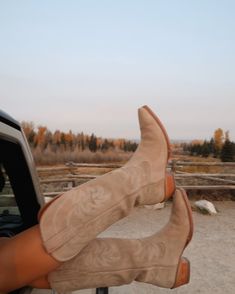 📍where the deer and the antelope play 🫎🍂🤎 comment “wyoming ootd” for 🔗 . . . #outwest #jacksonholewyoming #westernfashion #cowgirlchic out west // western fashion // western ootd // western outfits // fall western fashion // horse girl // mountain aesthetic // cowgirl boots // cowgirl chic // autumn outfits // tecovas Beige Cowgirl Boots, Light Brown Cowgirl Boots, Western Outfits Fall, Aesthetic Cowgirl Boots, Cowgirl Boots Aesthetic, Cowboy Boots Aesthetic, Western Ootd, Chic Autumn Outfits, Aesthetic Cowgirl