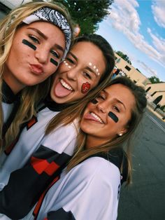 School Spirit Face Paint, Football Face Paint, School Spirit Week, Go Best Friend, Football Game Outfit, Bff Goals, Bff Pictures, Gal Pal, Friend Goals