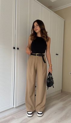 Summer Interview Outfits Women, Dressy Summer Outfits 2023, Tshirt And Slacks Women, Young Elegant Outfit, Classy Outfits Summer Chic, Casual Chic Outfits Summer Classy Simple, Trendy Business Casual Outfits For Women Summer, Business Casual Hot Weather, Job Outfits For Women