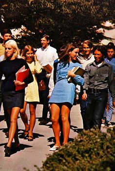 1970s College Fashion, 1970s Street Style, 70s Pajamas, 70s Fall Fashion, Horse On A Stick, 1960s School, 1960's Style, 1970s Dress, Retro Preppy