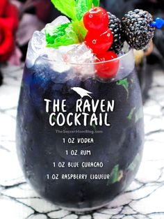 Werewolf Cocktail, Vampire Themed Food, Raven Cocktail, Dark Cocktails, Halloween Drinks For Kids, Halloween Beverages, Fancy Water, Halloween Party Drinks