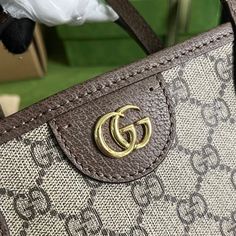 Includes originals Brand box and dust bag Re L, Ladies Handbags, Branded Packaging, Medium Tote, Gucci Bags, Large Tote Bag, Large Tote, Luxury Items, Leather Handle