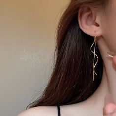 ✦ Discover the delicate yet stylishly bold design of these Gold Spiral Long Chain Threader Earrings. Perfectly complement any outfit by showcasing your neckline or shoulder with this trendy and long-lasting threader earrings. Don't hesitate to break the rules and elevate your accessory game. ----------- DETAILS----------- *Sold in Pair - Color: Gold Size(Length* Width): 6.5cm * 2.5cm - Materials: Brass - SKU: HE15915 Metal Long Drop Threader Earrings, Trendy Spiral Earrings For Party, Elegant Spiral Wrap Earrings, Trendy Long Drop Linear Earrings, Trendy Linear Drop Earrings, Trendy Metal Dangle Threader Earrings, Trendy Dangle Threader Earrings, Chic Threader Earrings With Ear Wire, Trendy Dangle Wrap Earrings With Ear Wire