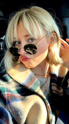 Blonde Short Hair Bangs, She Gets The Girl, Blonde Bob With Bangs, Nostalgic 90s, Short Blonde Bobs, Blonde Hair With Bangs, Choppy Bob, Choppy Bob Hairstyles, Hair Inspiration Short