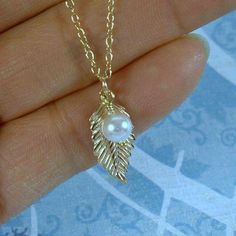 sister jewelry gift dainty leaf necklace Meaningful Mom Gifts, Gold Leaf Necklace, Round Diamond Earrings, Sister Jewelry, Friendship Necklaces, Meaningful Jewelry, Leaf Jewelry, Message Jewelry, Mom Necklace