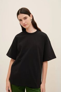 The Symmetry Tee is an oversized style with dropped shoulders and a classic crew neckline, made from heavyweight organic cotton jersey. All Fairtrade organic cotton. All plastic-free. Sizing: Designed for an oversized fit, we recommend to size down one to two sizes for a closer fit. Kowtow's model is wearing a size XS. Model's measurements:- Height: 177.8 cm / 5'10"- Waist: 61cm / 24"- Hips: 89cm / 35" Boxy Fit Organic Cotton T-shirt With Crew Neck, Oversized Drop Shoulder T-shirt For Everyday, Oversized Crew Neck Top In Organic Cotton, Oversized Organic Cotton Crew Neck Top, Basic Boxy Fit Organic Cotton T-shirt, Boxy Cotton T-shirt, Boxy Short Sleeve Tops In Organic Cotton, Relaxed Fit Cotton Top With Drop Shoulder, Boxy Organic Cotton Short Sleeve Top