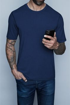 Beschrijving De Crowe Bamboo Cotton is een premium getailleerd T-shirt dat zorgvuldig is gemaakt voor lange mannen. Dit lange t-shirt voelt geweldig aan en past met gratie bij lange mannen van elke lengte. Navas Lab is de leider in functionele kleding voor lange mannen en de Crowe Bamboo Cotton is een praktisch en stijlvol T-shirt dat je in bijna elke situatie kunt dragen. Bij Navas zijn we ook lange mannen, dus we weten dat lange mannen die ook slank zijn nog steeds moeite hebben om sh