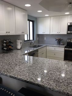 kitchen counter tops ideas granite Kitchen Counter Tops Ideas, Light Cabinets Dark Countertops, Granite Kitchen Ideas, Counter Tops Ideas, Kitchen Counter Design, Grey Granite Countertops, Kitchen Countertop Decor, Kitchen Granite, Kitchen Ideas Dark Cabinets