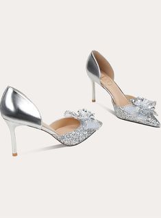 The silver pumps are a perfect blend of classic beauty and modern design. The crystal yarn detailing adds a touch of glamour and sparkle, while the high heel design gives a flattering and sophisticated look. Whether you're dressing up for a special occasion or keeping it casual, these shoes are the perfect finishing touch to any outfit. Popular elements: shallow mouthToe shape: pointedHeel height: high heel (6-8CM)Color: nude, silverSize: 34,35,36,37,38,39Product category: high heelsSole material: rubberInner material: microfiberUpper height: low upperHeel shape: thin heel Casual Work Dresses, Outerwear Trends, Floral Two Piece, Sleeveless Dresses Casual, Designer High Heels, Silver Pumps, High Heels Shoes, Heel Design, Denim Outerwear