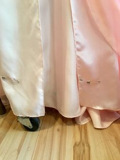 How to hem a prom dress, wedding dress, formal gown - noelle o designs How To Sew A Wedding Dress, Simple Evening Gown, Evening Gown Pattern, Dress Trims, Deb Dresses, Diy Wedding Dress