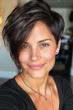 Whether it’s your 40th birthday or you simply feel like shakin’ things up a bit at 40+ years old, a new hairstyle is a great way to reinvent and upgrade your Dark Hair Pixie Haircut, Ruby Rose Haircut, Pixie With Long Bangs, Edgy Short Haircuts, Asymmetrical Haircut, Asymmetrical Hairstyles, Lob Haircut, Bob Hairstyles For Fine Hair, Short Hair Tutorial