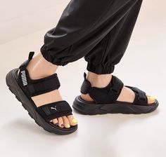 Sandal Gunung, Casual Shoes Women Sneakers, Nike Shoes Women Fashion, Sneaker Posters, Shoes Heels Classy, All Nike Shoes, Fashion Shoes Flats, Aesthetic Shoes, Swag Shoes