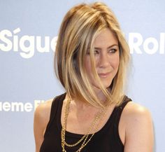 Jennifer Aniston Hair | Did Jennifer Aniston Cut Her Hair So She Wouldnt Look Like a Real ... Growing Out Hair, Jennifer Aniston Hair, Corte Bob, Cut Her Hair, Honey Hair, Hair Color And Cut, Cut My Hair, Hair Envy, Hair Today