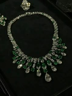 Emerald Diamond Necklace, Princesa Real, Neck Pieces Jewelry, Indian Bridal Jewelry Sets, Sparkle Wedding Dress, Diamond Girl, Fancy Jewellery Designs, Expensive Jewelry Luxury, Historical Jewellery