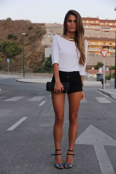 Outfits que hasta la nueva novia de tu Ex te va a querer copiar                                                                                                                                                      Más Brandy Clothes, Claudia Martinez, Shorts Outfit, Night Out Outfit, Night Outfits, Look Chic, Street Styles, Outfits Casuales, Womens Fashion Casual