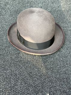 Sophisticated top hat, Excellent condition Classic Brimmed Fedora For Derby, Fitted Fedora With Curved Brim For Derby, Fitted Fedora With Short Brim For Derby, Fitted Wide Brim Hat For Derby, Brown Formal Hat With Short Brim, Classic Fedora Hat For Derby, Classic Fedora Felt Hat For Derby, Formal Fur Felt Boater Hat With Short Brim, Fitted Short Brim Hat For Derby