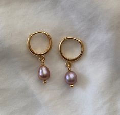 Brand new  💕Handmade by yours truly  ☀️Each Pearl is unique in shape and individual markings and will differ slightly from pictured as I'll make to order Beautiful high quality and lead free. Huggies, charm and all findings are 18K gold plated and tarnish resistant.  COLOURGold Findings + Dusty Rose Pink Pearl SIZE2.2-2.6cm TL Material18K Plated Gold Brass + Authentic Freshwater Pearl Weight2.4g *Price includes free untracked shipping within Australia **These huggies have an 1mm thick ear pin w خواتم خطوبة, Pink Pearl Earrings, Dusty Rose Pink, Ear Pins, Classy Jewelry, Jewelry Lookbook, Shell Jewelry, Pink Pearl, Cuff Earrings