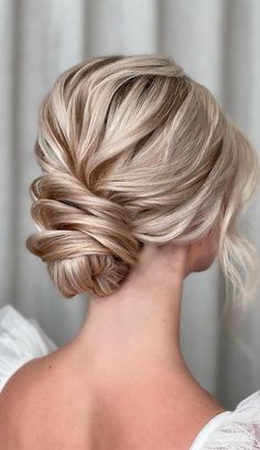 updo hairstyles, updo 2022, hairstyles, upstyle hairstyles, textured updo, messy updo, wedding updo hairstyles 2022, updo hairtyles 2022 Hair With Fascinator, Classic Wedding Hairstyles, Wedding Updos For Medium Hair, Simple Classic Wedding, Cute Bun Hairstyles, Curly Bun Hairstyles, Classic Wedding Hair, Sophisticated Hairstyles