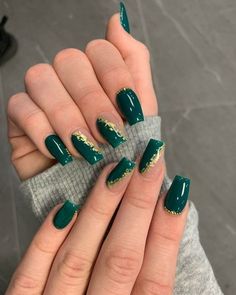 Green Nail Designs Coffin Short, Coffin Acrylic Nails Emerald Green, Acrylic Nails Emerald Green And Gold, Acrylic Nails Inspiration Short Almond, Emerald Green Nails New Years, Gold Leaf Nails Green, Green And Gold Nails Acrylic Short, Green Gold Short Nails, Nail Ideas Dark Green And Gold