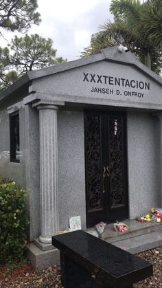 Xxxtentaci̇on Grave, Xx Tentacion, X Wallpaper, Grungecore Aesthetic, King Kylie 2016, Nirvana Wallpaper, Hispanic Aesthetic