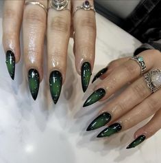 Poison Ivy Nails, Nail Art Vert, Ivy Nails, Stilleto Nails Designs, Emerald Nails, Witch Nails, Green Acrylic Nails, Witchy Nails, Dark Green Nails