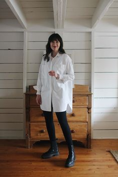 Oversized Mens White Shirt Outfit For Women, White Tunic Shirt Outfit, White Button Down Shirt And Leggings Outfit, White Shirt Dress Styling, White Button Up And Leggings, Shirt Dress And Leggings Outfit, Over Size White Shirt Outfit, White Shirt Autumn Outfit, Oversized Button Up With Leggings