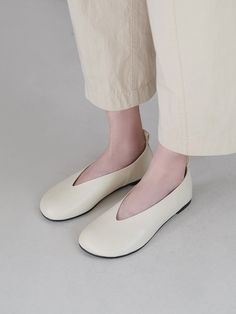 Editor's NotesCHIELEI's basic flat shoes of soft silhouette can be matched with various casual outfits.- Simple and casual mood- Soft and rounded toe- Neat silhouette- Basic color- Daily point itemMeasurementsKR 225 ~ 255MM - Heel height : 0.39 in.*Fits true to size*Recommend a bigger size for wide feetComposition & Care- Upper : Cowhide / Lining : Synthetic leather- Natural leather may have fine scratches- Avoid direct heat and moisture- Professional leather care neededDesigner- by&nbs Casual Beige Ballet Flats With Round Toe, Beige Slip-on Flats With Flat Bottom, Beige Slip-on Flats, Casual Beige Closed Toe Ballet Flats, Casual Cream Ballet Flats, Chic Cream Flats With Rubber Sole, Casual Everyday Flats With Almond Toe, Casual Cream Flats With Flat Heel, Casual Almond Toe Flats For Everyday