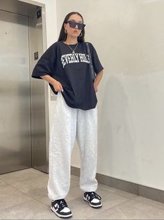 Outfit With Joggers, Outfit Oversize, Buy Sneakers, Fotografi Digital, Oversized Outfit, Tomboy Style Outfits