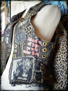 Outfits Gothic, Punk Vest, Diy Clothes Refashion, Diy Clothes Videos, Battle Jacket, Diy Jacket, Rock Outfits