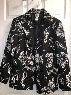 CHICOS SZ 0 BLACK/WHITE FLORAL LONG SLEEVE WOMEN BLAZER CCR. Condition is Pre-owned. Shipped with USPS Priority Mail. Elegant Black Blazer With Floral Print, Elegant Black Floral Print Blazer, Formal Blazer With Floral Print, Elegant Floral Print Formal Outerwear, Chic Office Blazer With Floral Print, Formal Floral Print Outerwear For Spring, Formal Fall Floral Print Blazer, Elegant Formal Outerwear With Floral Print, Chic Floral Print Outerwear With Notch Lapel