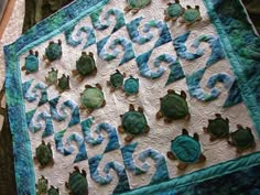 a quilted table runner with sea turtles on it