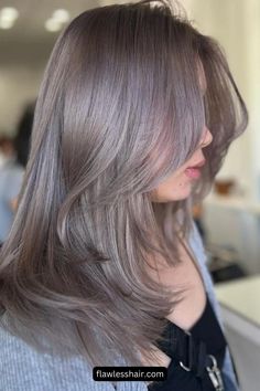 Para conseguir este impresionante tono rubio, puedes pedir un rubio ceniza beige frío. Favorece a las mujeres con piel de tonos fríos.// Crédito de la foto: instagram @colores.de.daiana Pelo Color Ceniza, Hair Dye Shades, Blond Beige, Natural Dark Blonde, Medium Length Blonde Hair, Blonde Layered Hair, Medium Length Blonde, Grey Hair Coverage, Neutral Blonde