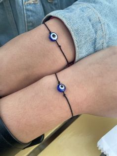 Foto Gelang Couple, Cool Stationary, Idea Photo, Bracelet Couple, Pose Idea, Couple Bracelets, Couple Matching, Evil Eye Bracelet, Photo Bracelet